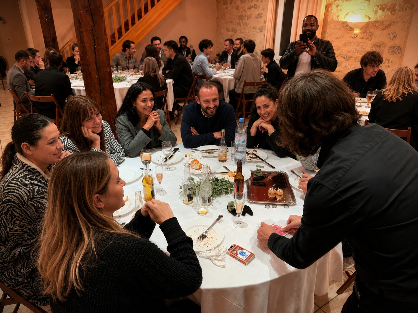 Magicien close-up pour mariage à Paris, animation entre les tables